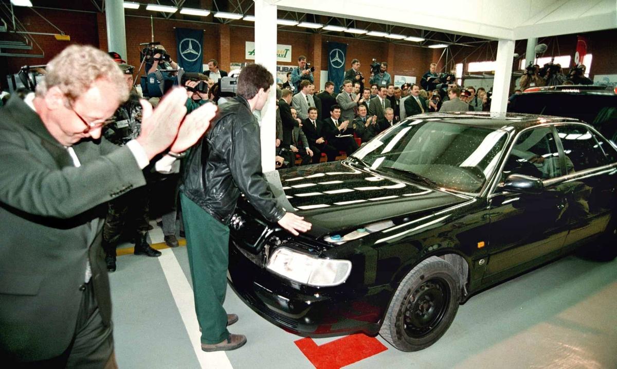 Инициированный Борисом Немцовым аукцион по продаже правительственного лимузина. На вырученные деньги планировалась закупка автомобилей «Волга», 1997 год. Фото: EPA