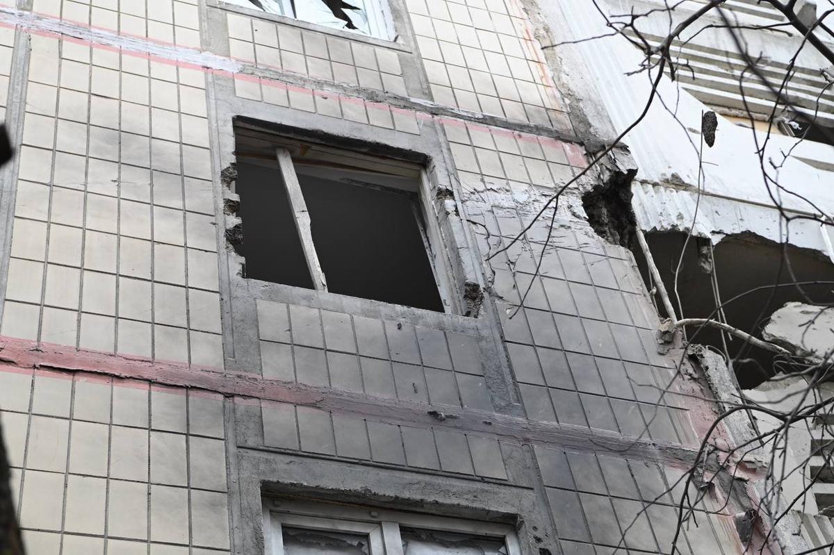 Здание, поврежденное после обстрела в Белгороде. Фото: telegram / v_v_demidov