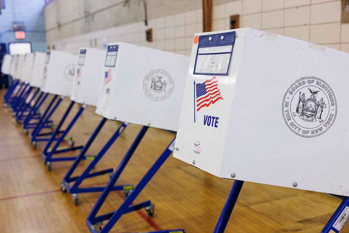 Пустые кабины для голосования на избирательном участке в Бруклинском районе Нью-Йорка, штат Нью-Йорк, США, 2 апреля 2024 года. Фото: Sarah Yenesel / EPA-EFE