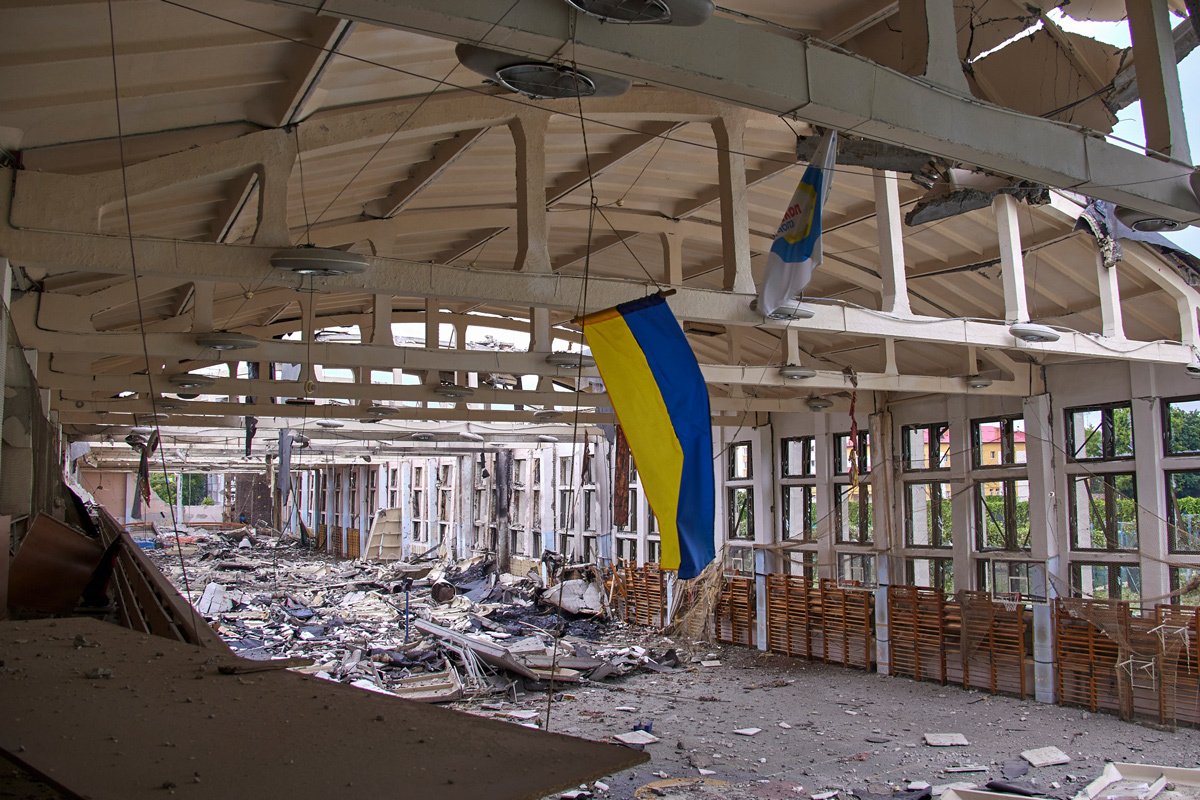Вид на разрушения после обстрела спортивного комплекса политехнического института в Харькове, Украина, 24 июня 2022 года. Фото: Сергей Козлов / EPA-EFE