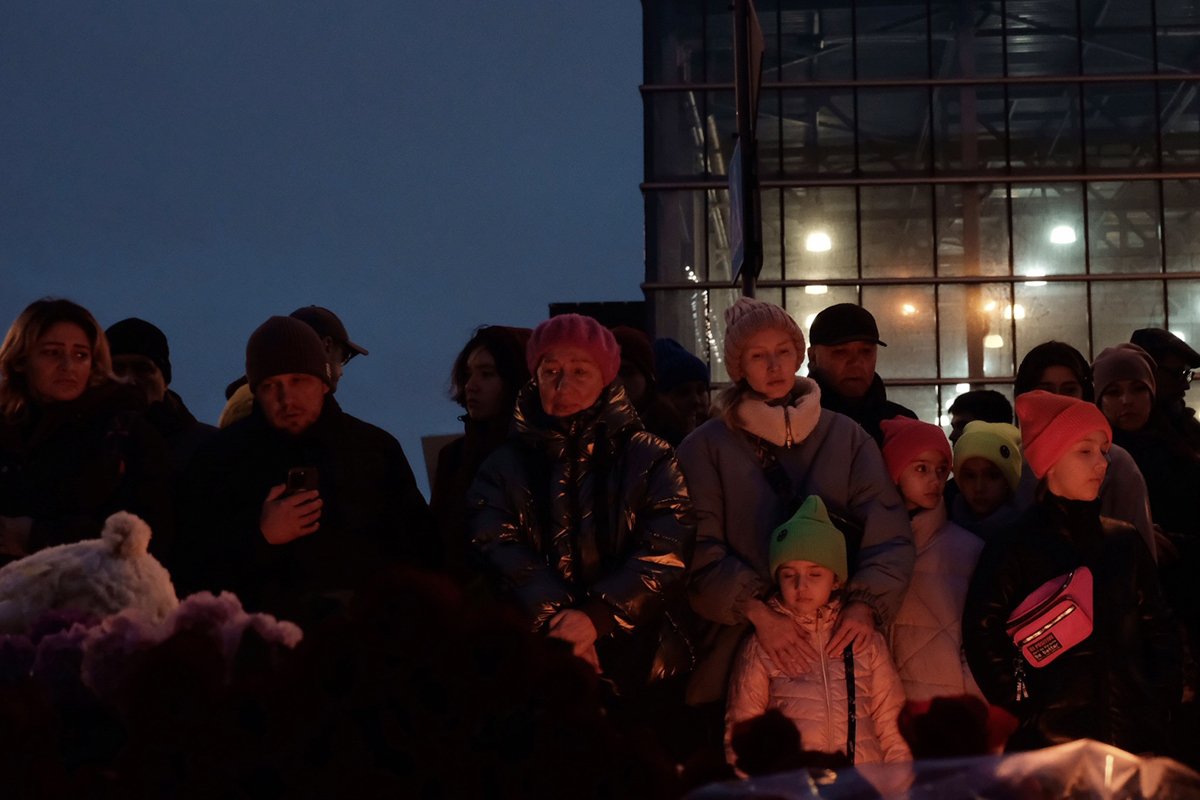 Скорбящие около концертной площадки "Крокус Сити Холл" после теракта в Красногорске, Подмосковье, Россия, 23 марта 2024 года. Фото: Stringer