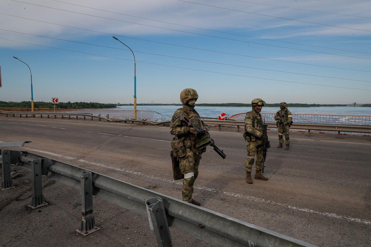 Российские военные охраняют гидротехнические сооружения Северокрымского канала. Фото: EPA-EFE/SERGEI ILNITSKY