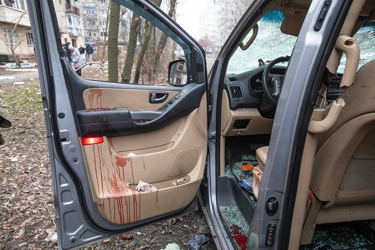 A car with a smashed windscreen and blood stains after the missile strike on the centre of Dnipro, 29 December. Photo: Arsen Dzodzaiev / Anadolu / Vida Press