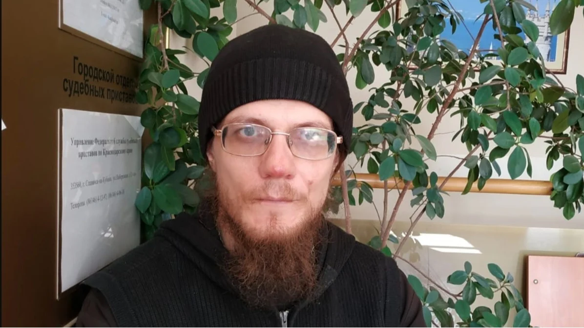 В Краснодарском крае задержали помощника кубанского антивоенного священника. Против него возбудили уголовное дело о «дискредитации»