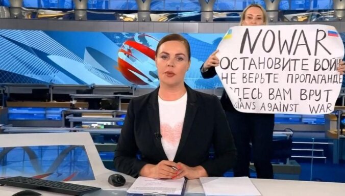 Марина Овсянникова во время эфира программы «Время». Скриншот