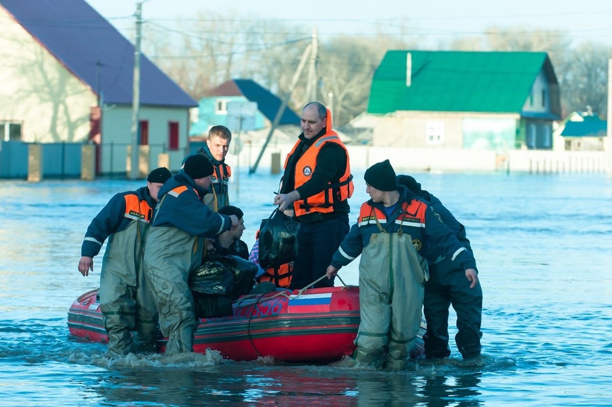 Денис Паслер в зоне затопления. Фото: официальный аккаунт Вконтакте