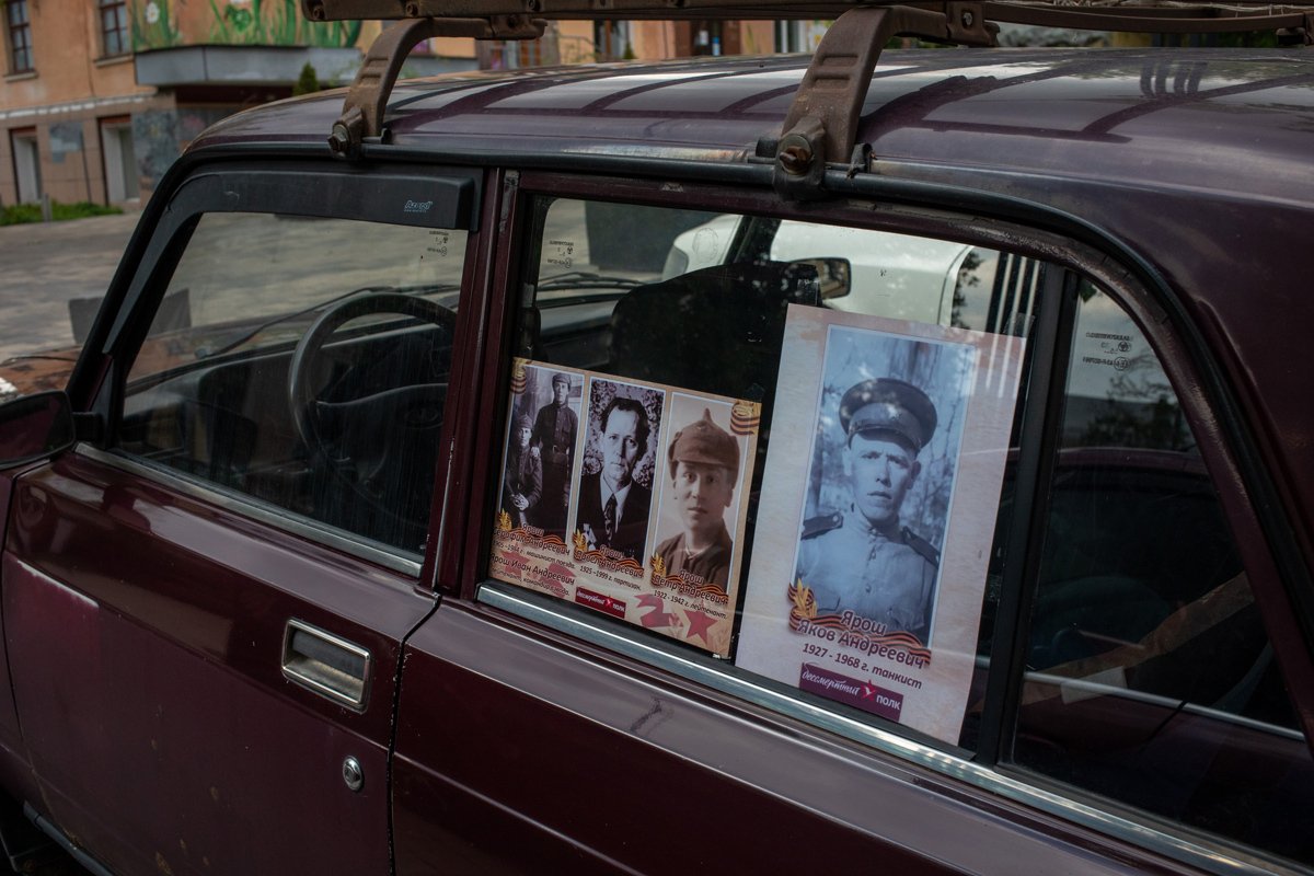 Фотографии участников Великой Отечественной войны на окнах «Жигулей» в Белгороде, 9 мая 2024 года. Фото: Александр Каратаев / «Новая газета Европа»