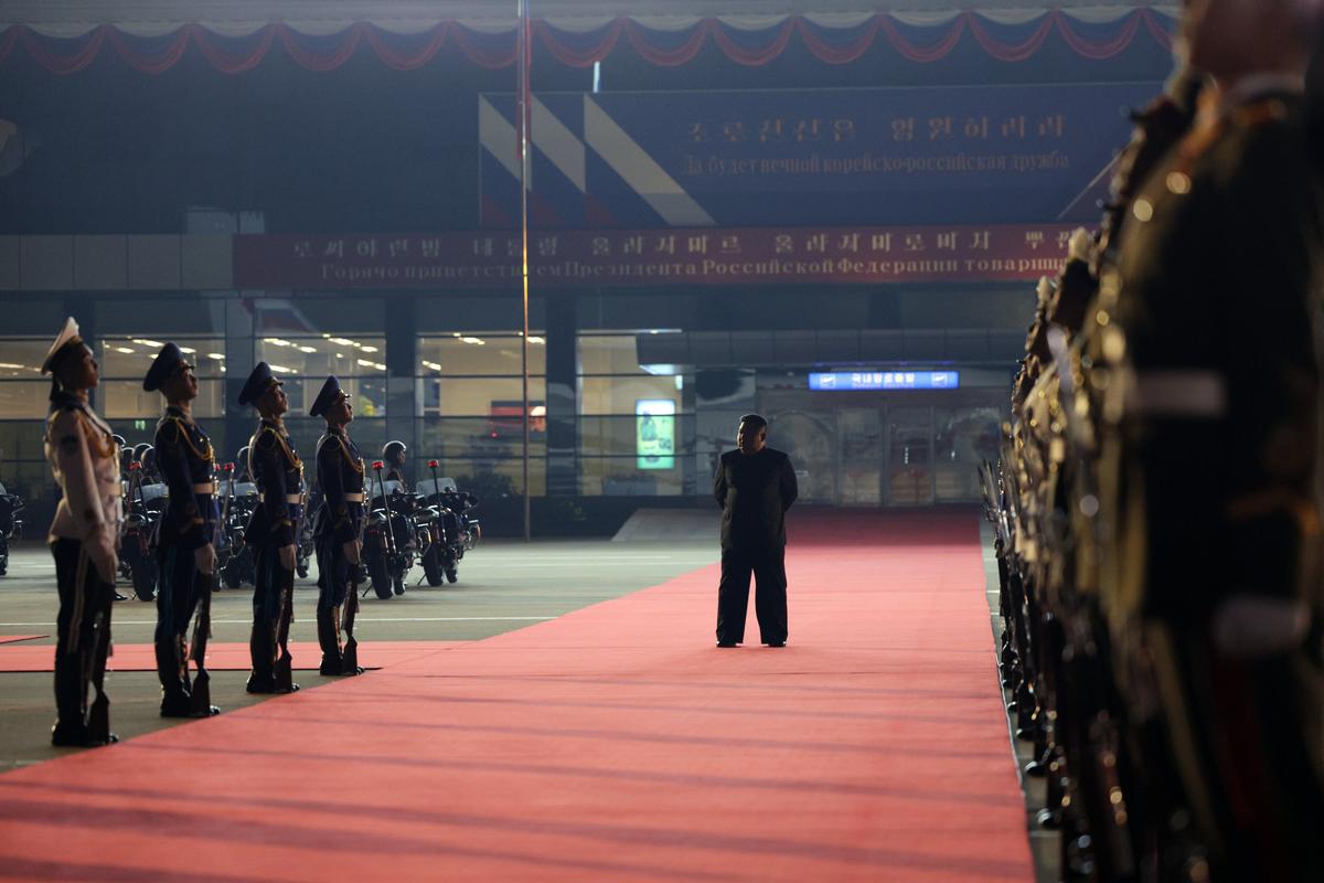 Kim Jong Un waits on the red carpet to greet Vladimir Putin upon his arrival in Pyongyang, 19 June 2024. Photo: EPA-EFE / GAVRIIL GRIGOROV / SPUTNIK / KREMLIN POOL