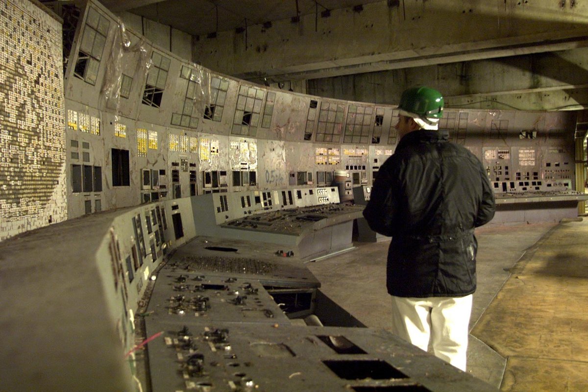 Внутри комнаты управления реактора № 4 Чернобыльской АЭС, ноябрь 2000 года. Фото: Julian Simmonds / Shutterstock / Rex Features / Vida Press