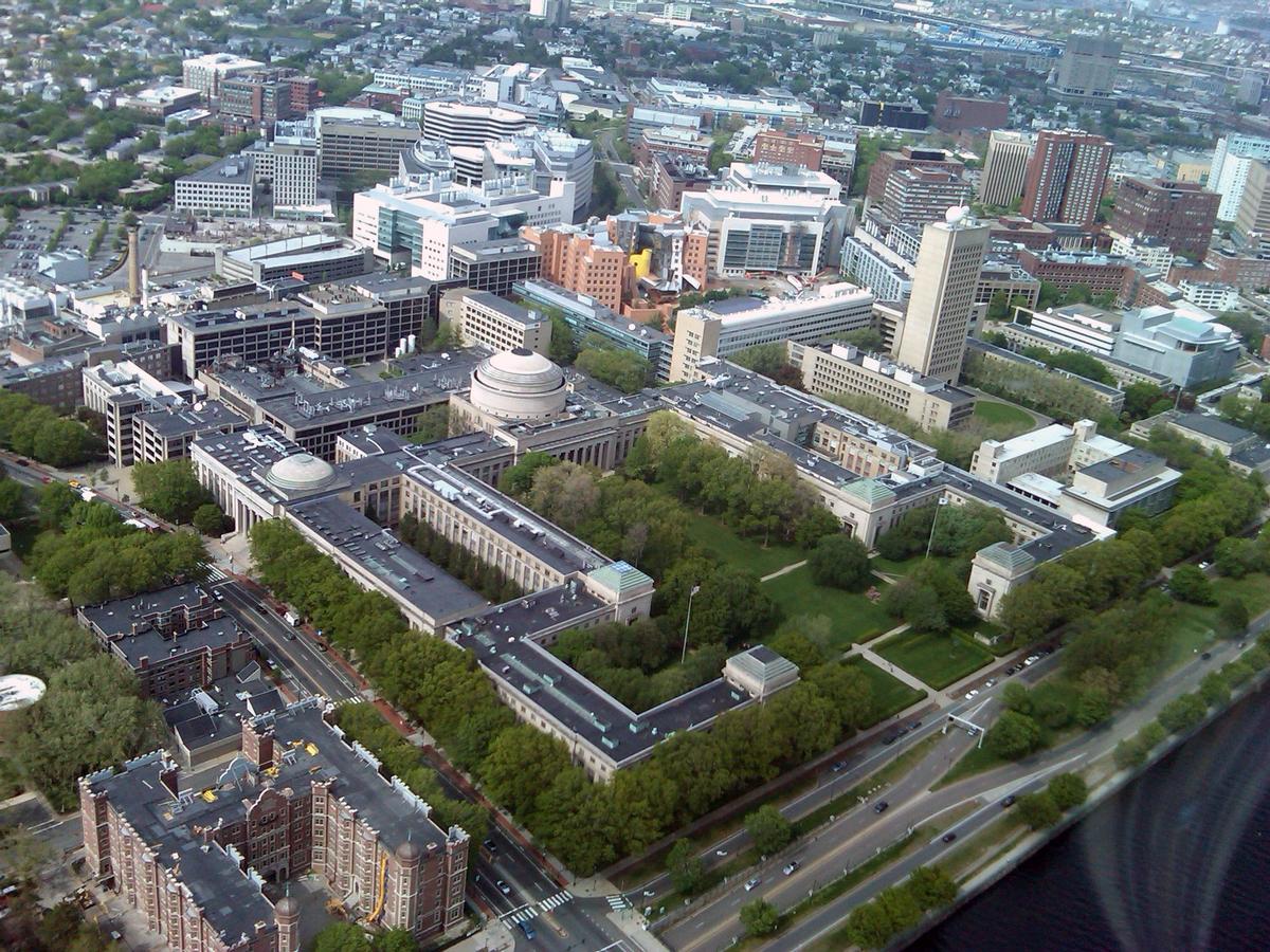 Главный корпус Массачусетского технологического института. Фото: Wikimedia