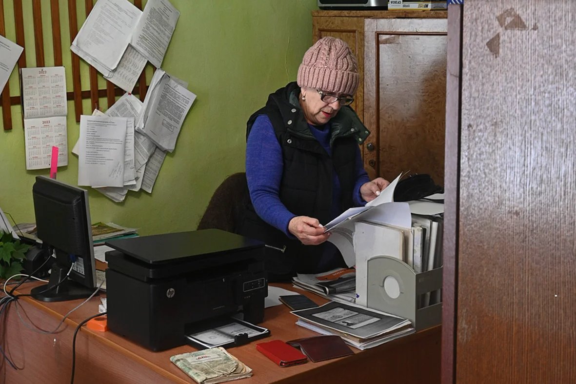 Stefa Dovzhenko at her workplace at Arsenyevo village administration. Photo by Irina Kravtsova / Novaya Gazeta Europe