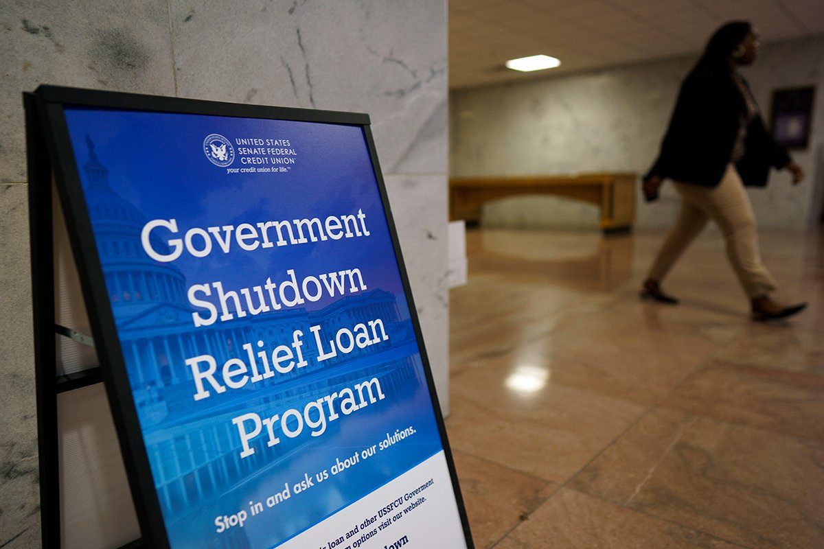 Вывеска, рекламирующая федеральную кредитную программу для федеральных служащих, видна перед зданием Федерального кредитного союза Сената США в Харт-билдинг Капитолия США в Вашингтоне, округ Колумбия, США, 30 сентября 2025 года. Фото: Will Oliver / EPA