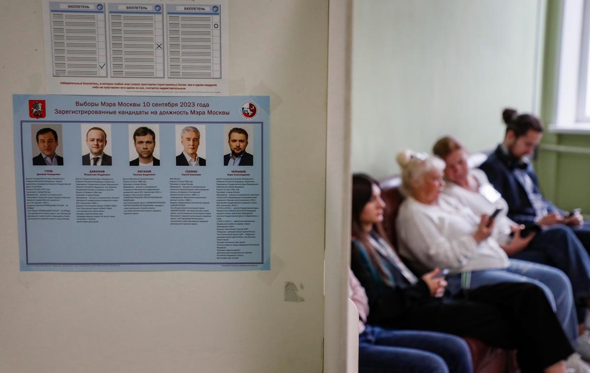 Наблюдатели наблюдают за голосованием на избирательном участке во время «Единого дня голосования 2023» в Москве, 8 сентября 2023 года. Фото: EPA-EFE/YURI KOCHETKOV