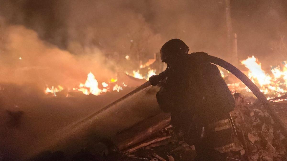 Rusija in Ukrajina poročata o obsežnih napadih z droni na medsebojna ozemlja