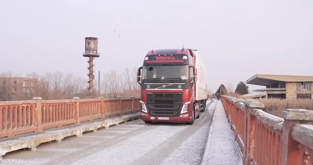 Армянский гуманитарный конвой пересекает границу с Турцией по мосту в деревне Маргара.  Скриншот : Ваан Унанян, пресс-секретарь МИД Армении, февраль 2023 года