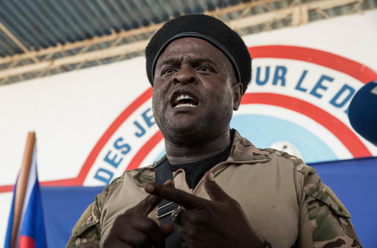 Главарь вооруженной банды Гаити Джимми Черизье, известный под псевдонимом Барбекю, выступает перед СМИ во время экскурсии по району Ла-Салин в Порт-о-Пренсе, Гаити, 3 ноября 2021 года. Фото Orlando Barria / EPA-EFE