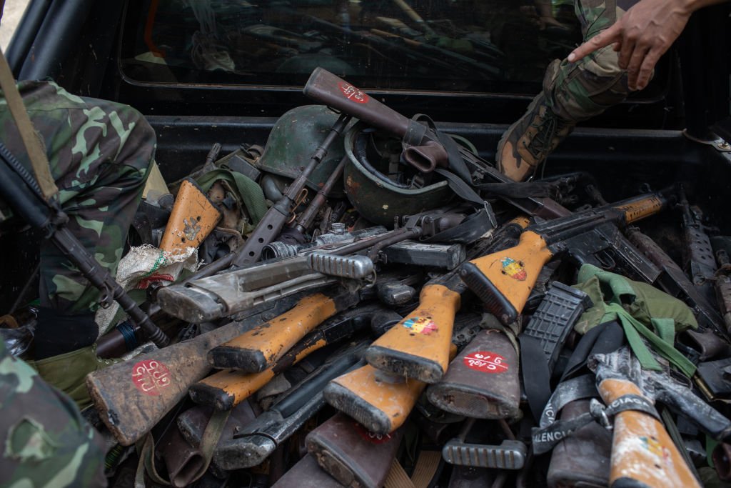 Armët e konfiskuara nga një grup i armatosur në Loikaw, Shteti Karenni, 14 nëntor 2023.  Foto: Myo Satt Hla Thaw / aleancë foto / Getty Images