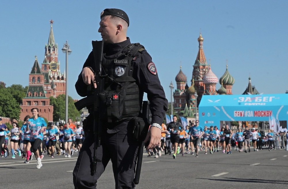 An armed Russian police officer outside the Kremlin in Moscow, 19 May 2024. Photo: EPA-EFE / MAXIM SHIPENKOV