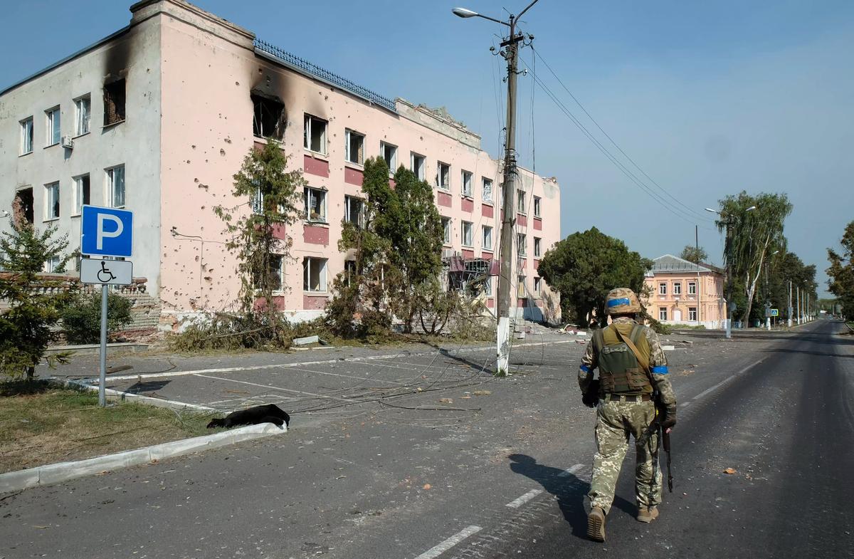 A Ukrainian serviceman patrols Ukrainian-occupied Sudzha, in Russia’s southwestern Kursk region, 21 August 2024 Photo: EPA-EFE