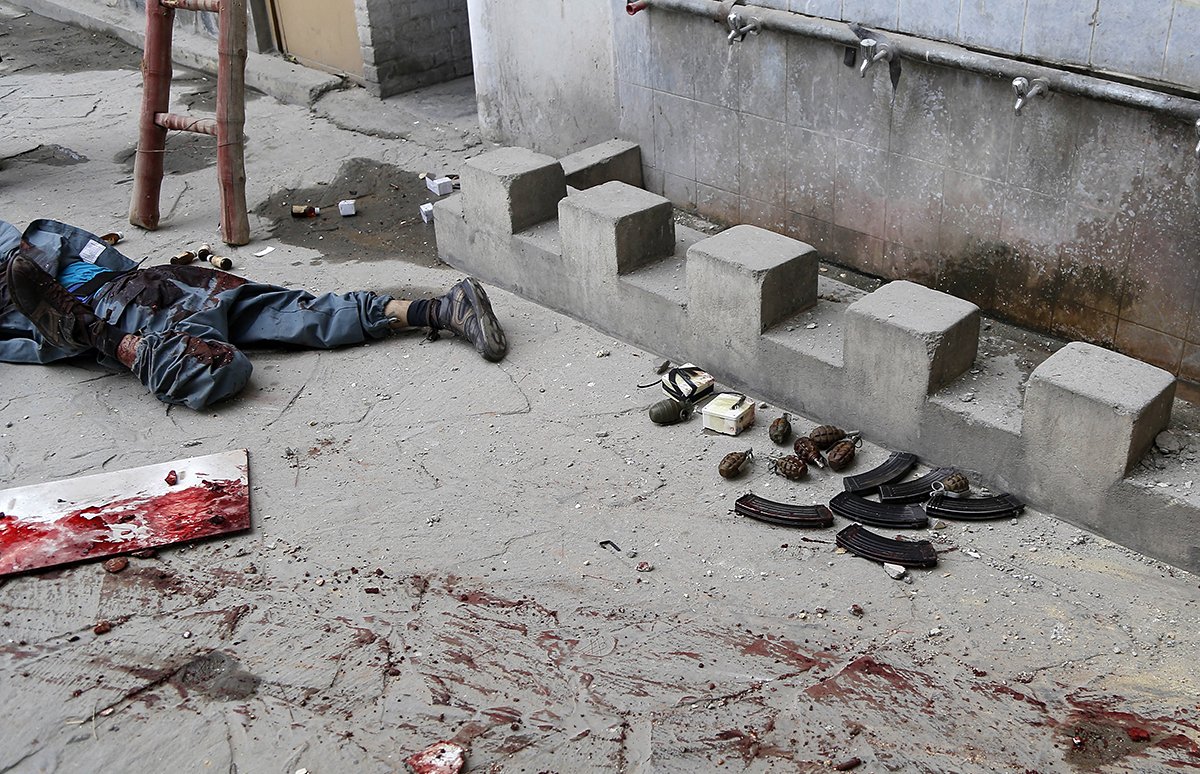 Тело убитого боевика Исламского государства после нападения на телестанцию Шамшад в Кабуле, Афганистан, 07 ноября 2017 года. Фото: Hedayatullah Amid/EPA-EFE
