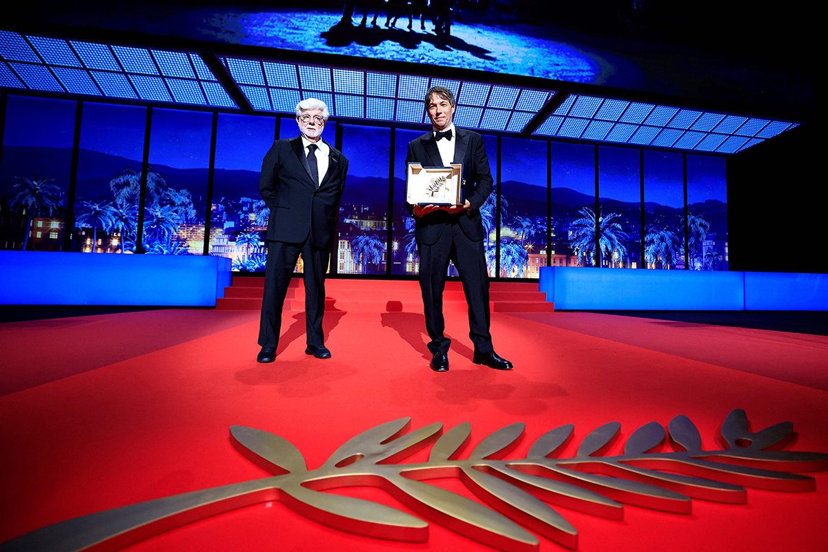 Шон Бейкер (справа) и Джордж Лукас во время церемонии закрытия 77-го Каннского кинофестиваля. Фото: Valery Hache / AFP / Scanmix / LETA
