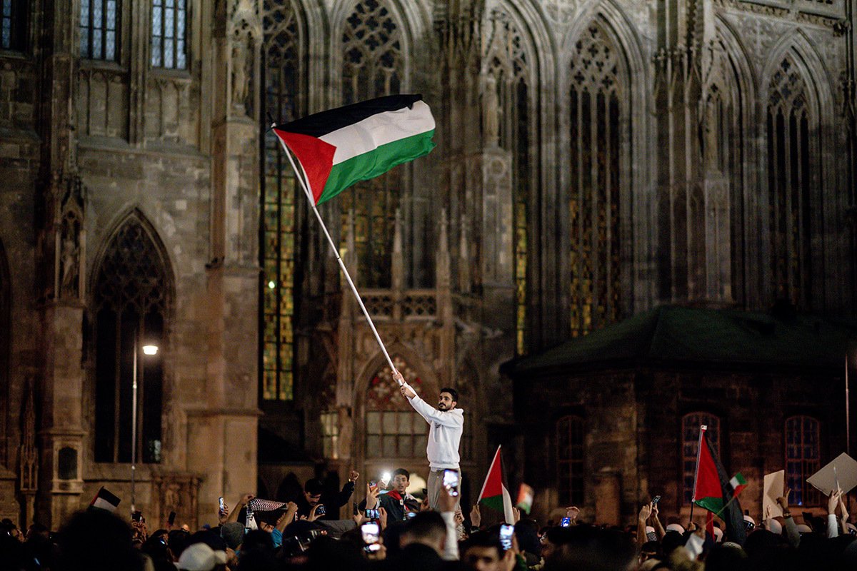 Люди размахивают палестинскими флагами на площади Святого Стефана в Вене в знак поддержки палестинского народа, Австрия, 11 октября 2023 года. Christian Bruna / EPA-EFE