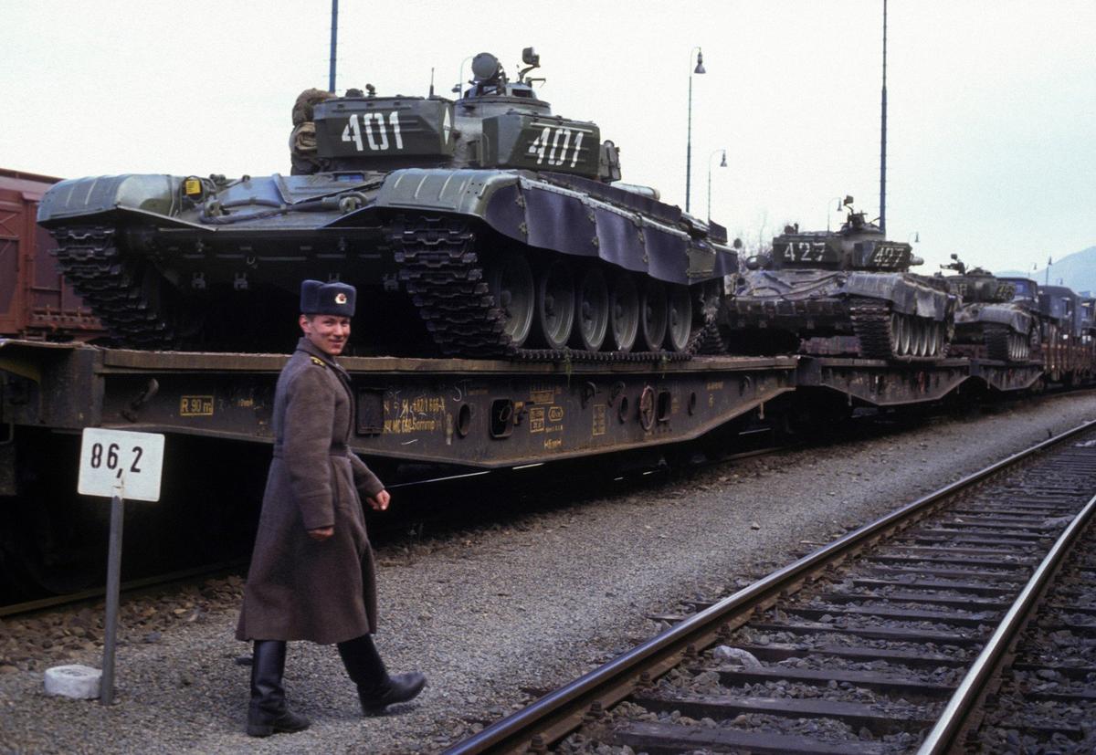 Вывод советских войск из Чехословакии, 26 февраля 1990 года. Фото: Gilles BASSIGNAC / Gamma-Rapho / Getty Images