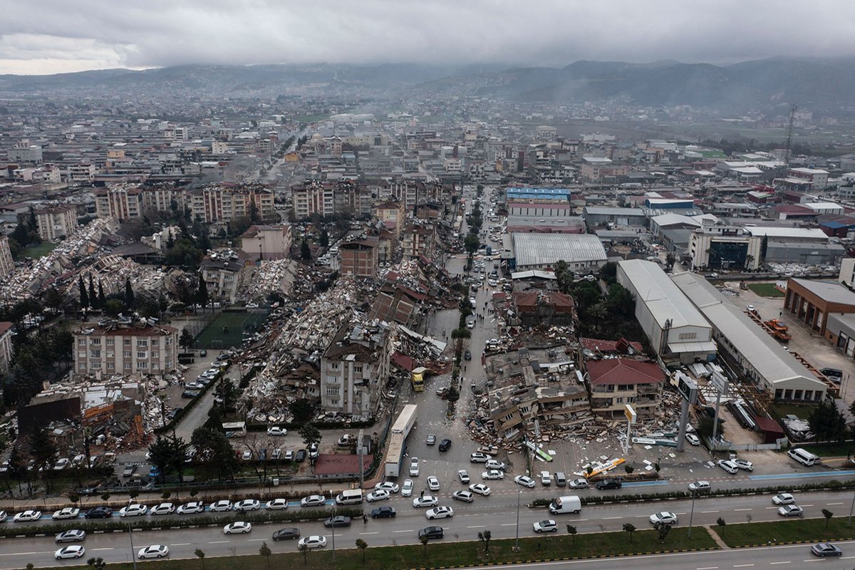 Вид с воздуха на обломки разрушенных зданий после землетрясения магнитудой 7,7 в Хатае, Турция, 06 февраля 2023 года. Фото: Ercin Erturk / Anadolu Agency / Getty Images