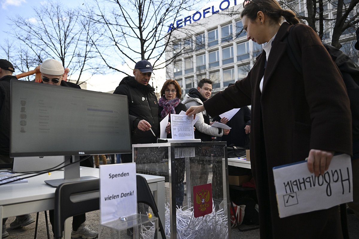 Ящики для голосования с установленным шредером на акции протеста у посольства России в Берлине, Германия, 17 марта 2024 года. Фото: Halil Sagirkaya / Anadolu / Getty Images