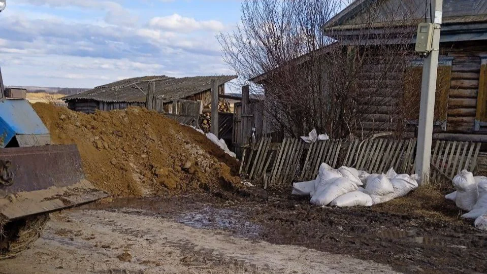 Под Тюменью майор МЧС потребовал от жителей разобрать дамбу, которую они построили для защиты от затопления