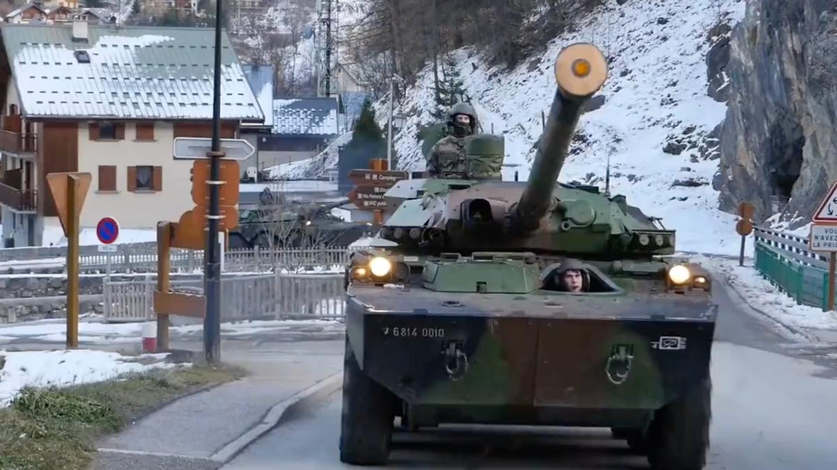 Зеленский сообщил, что Франция передаст Украине легкие танки и бронемашины Bastion