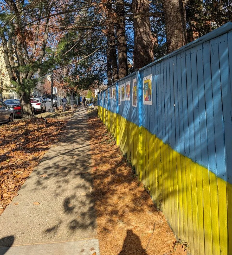 A fence outside the Russian embassy in Washington D.C. is painted in the colours of the Ukrainian flag. Photo sent by Novaya Europe subscribers