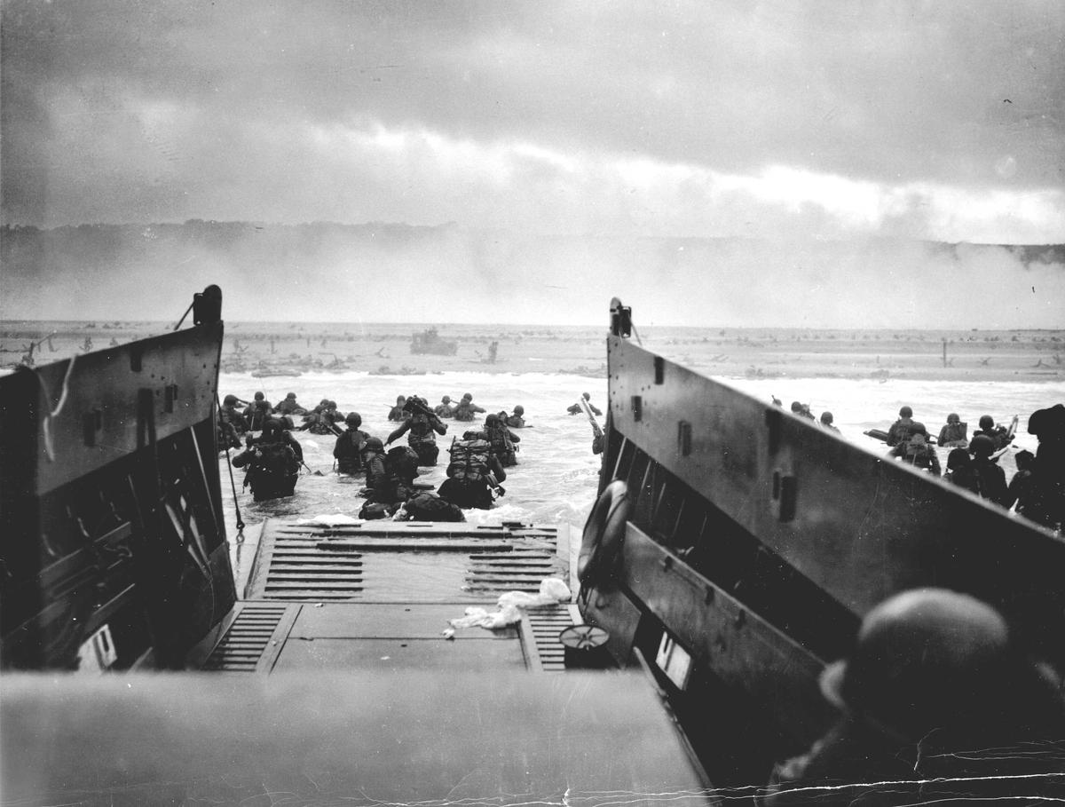 Высадка войск американской 1-й пехотной дивизии. Пляж «Омаха». Утро 6 июня 1944 года. Фото:  Wikimedia Commons
