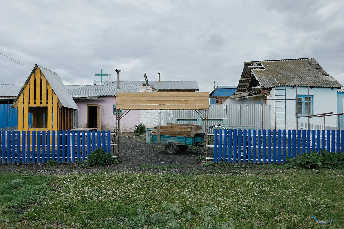 Детская площадка, которую постепенно строит Эдуард, доступна всем деревенским детям. Фото: Ксения Булавинцева
