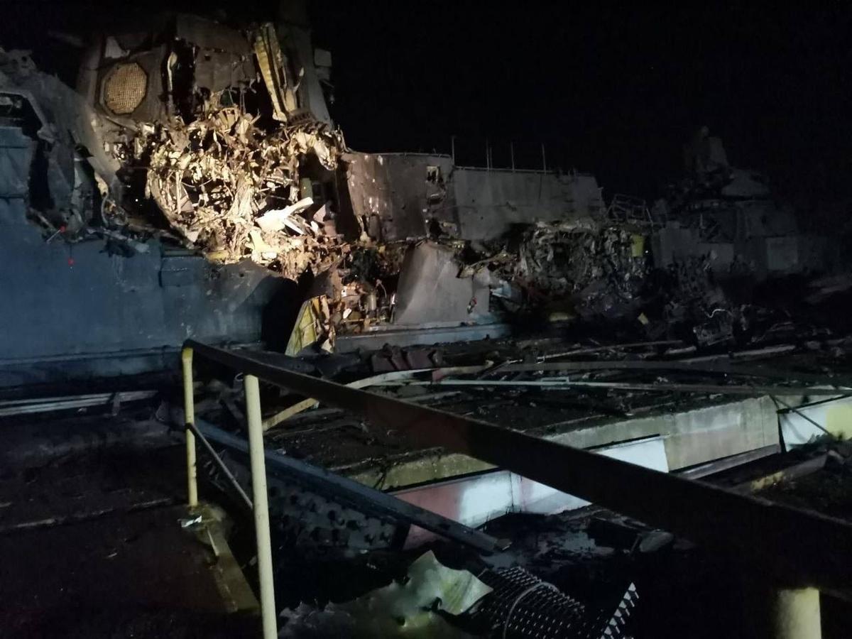 Поврежденный корабль на заводе в Керчи. Фото: соцсети