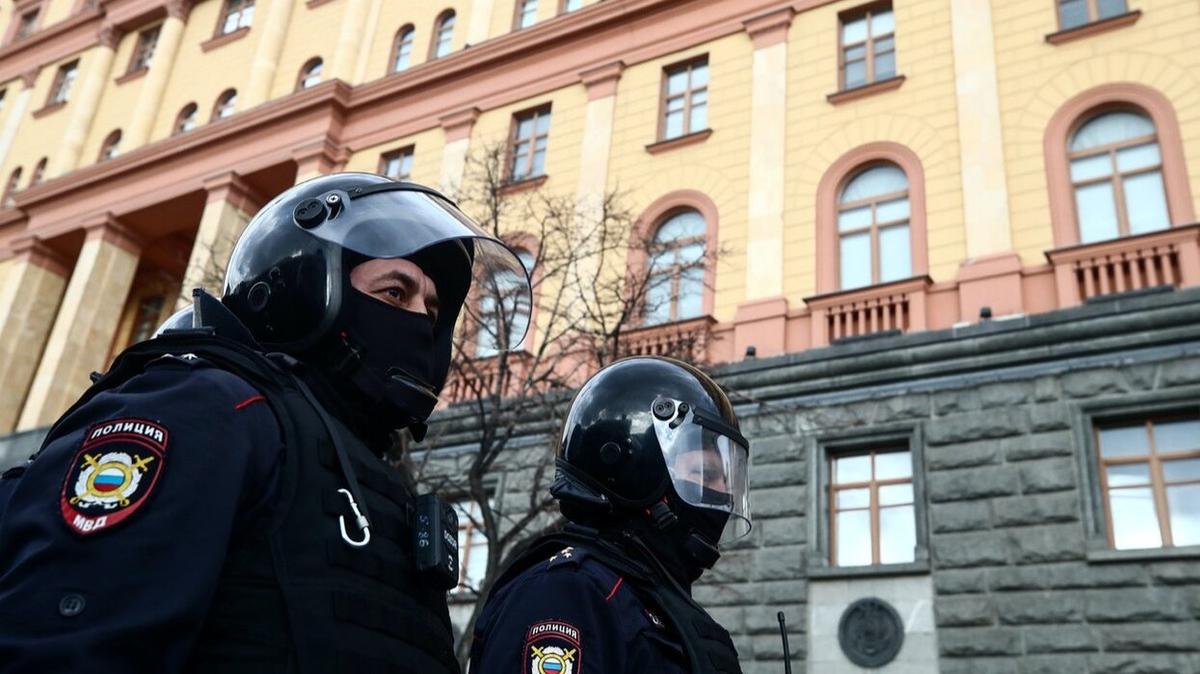 Силовики по всей стране задержали нескольких врачей, состоявших в чате поддержки политзеков