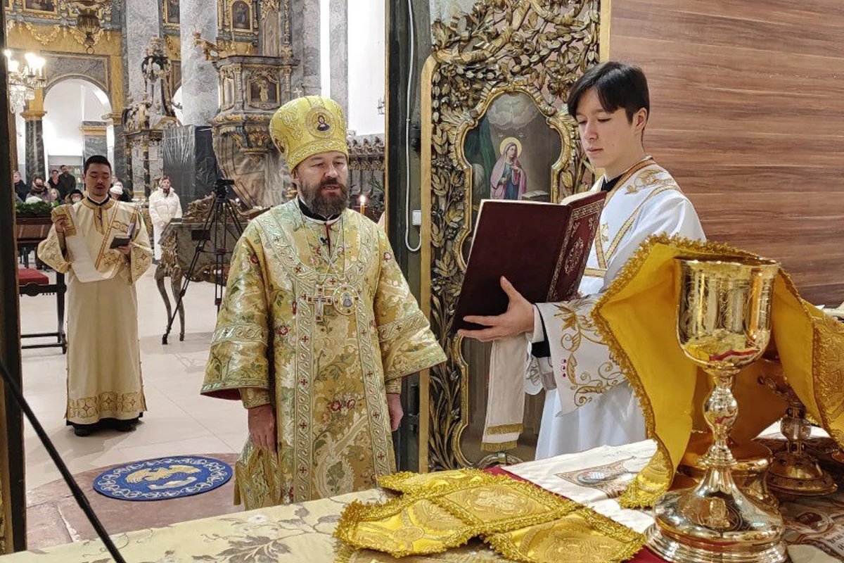 Hilarion and Suzuki together at mass in Hungary. Photo: Parish of the Holy Trinity