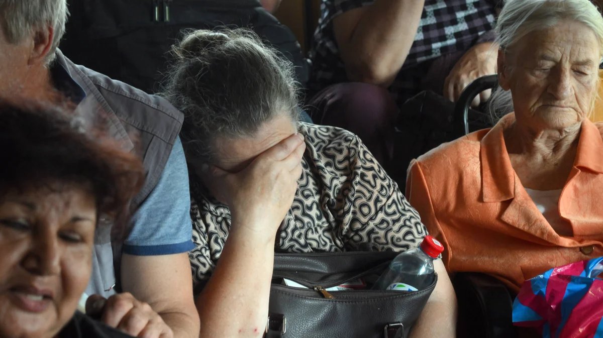 Residents of border settlements evacuate by bus to Kursk on 9 August. Photo: Ilya Pitalev / LETA