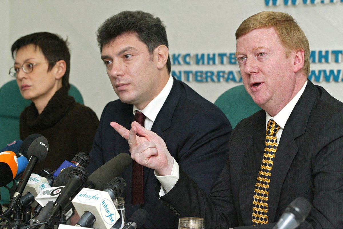 Анатолий Чубайс, Ирина Хакамада и Борис Немцов во время пресс-конференции в Москве, Россия, 3 декабря 2003 года. Фото: Сергей Чириков / EPA