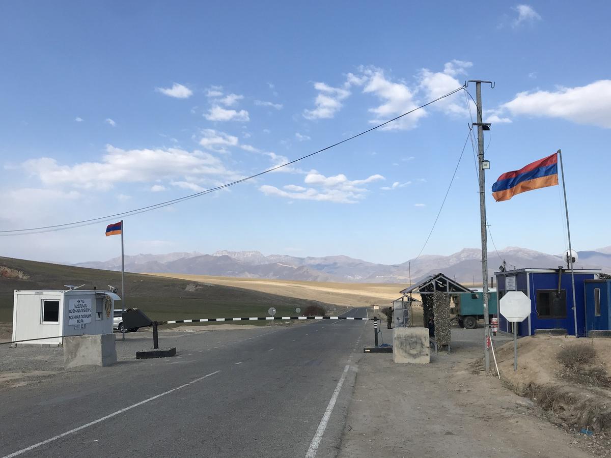 Пост на границе Армении и Карабаха. Фото: Ирина Купряхина, специально для «Новой газеты Европа»