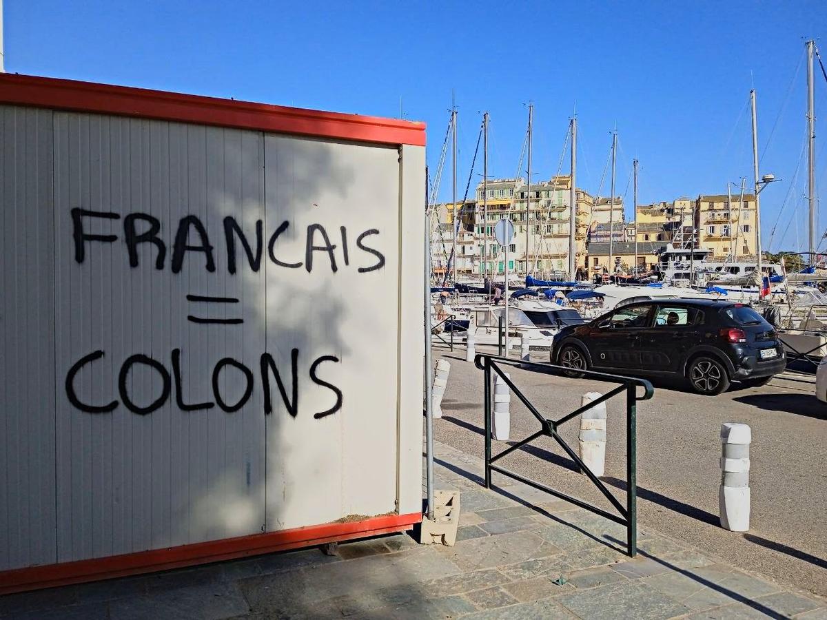 «Французы = колонизаторы», Бастия. Фото: «Новая газета Европа»