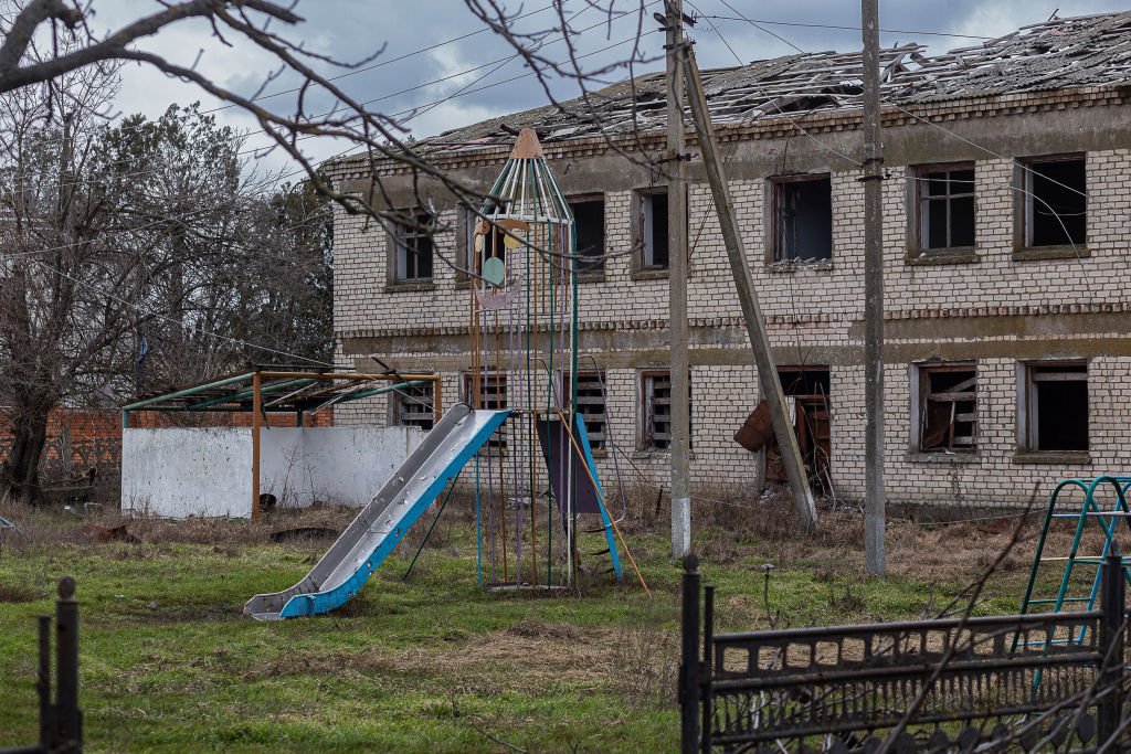 Разрушенная в результате артиллерийского обстрела школа в Херсонской области. Фото: Gian Marco Benedetto / Anadolu Agency / Getty Images