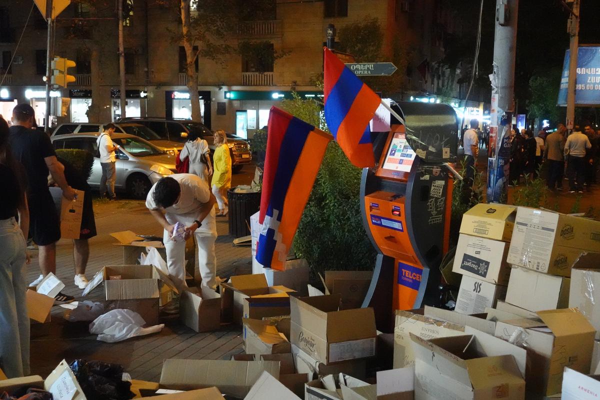 Сбор гуманитарной помощи на улицах Еревана. Фото: Павел Кузнецов, специально для «Новой газеты Европа»