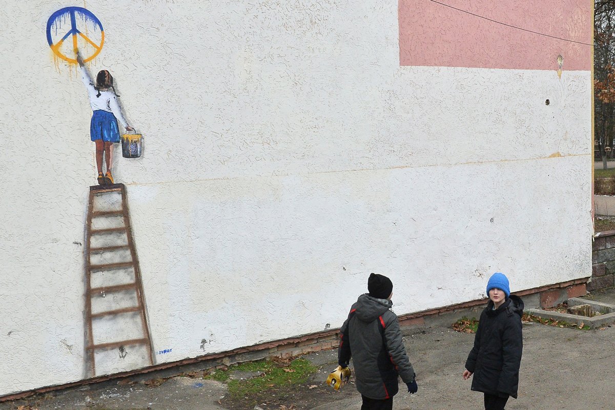 Граффити, подписанное TVBOY, на стенах зданий в Буче, 28 января 2023 года. TVBOY — это псевдоним Сальваторе Бенинтенде, 42-летнего итальянского художника-урбаниста, живущего в Барселоне. Его пригласил в Украину один из крупнейших итальянских фондов — Cesvi. Фото: Андрей Нестеренко / EPA-EFE