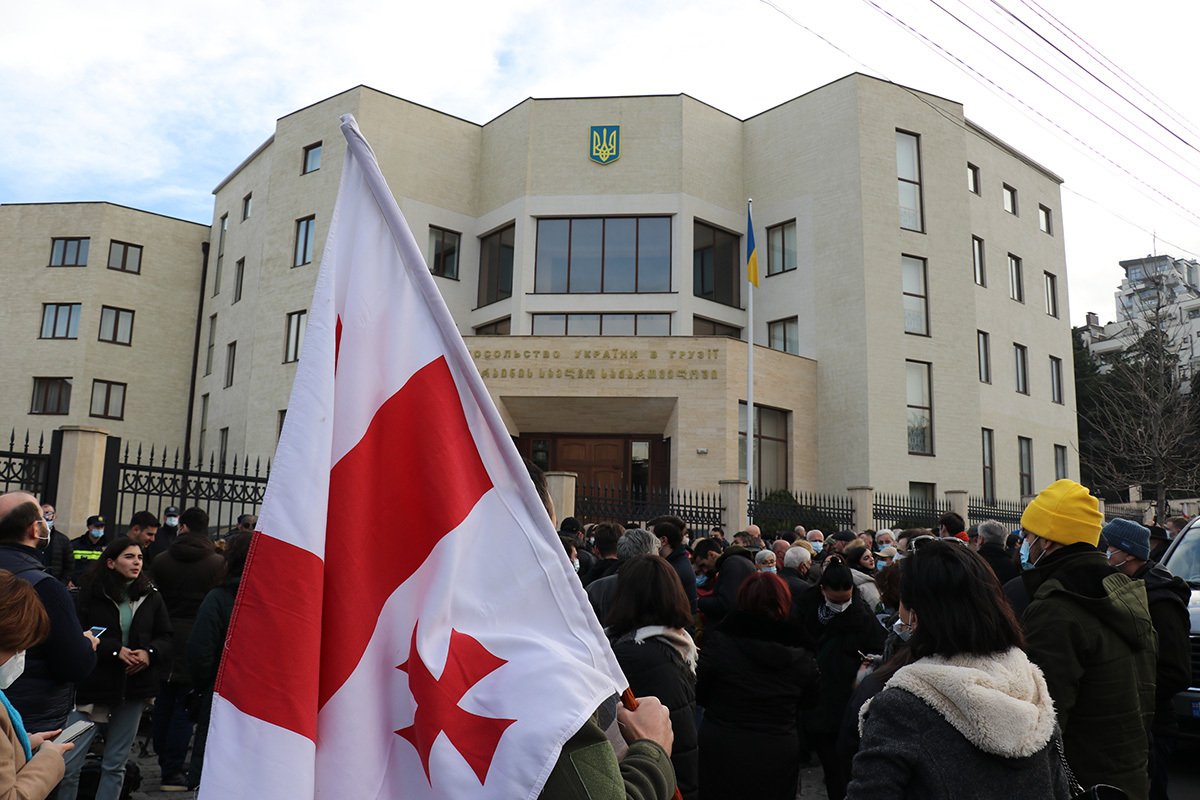 Акция в поддержку Украины перед украинским посольством в Тбилиси. Фото: Davit Kachkachishvili / Anadolu Agency / Getty Images