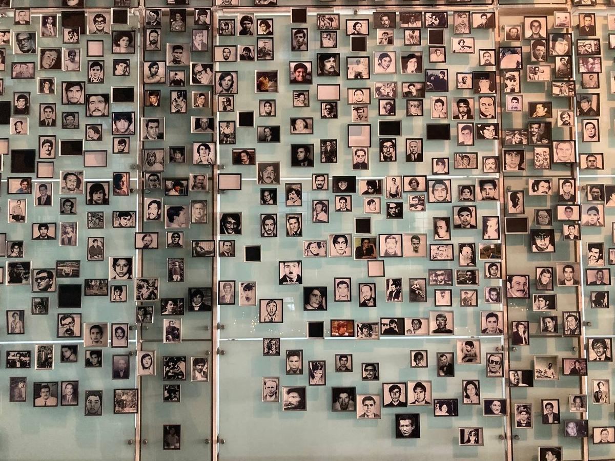 Фотографии жертв режима Пиночета. Фото: Илья Азар, специально для «Новой газеты Европа»