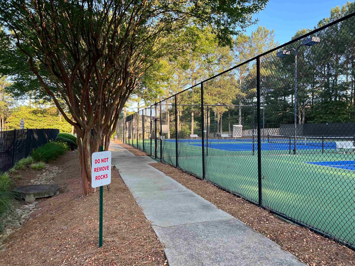 Теннисные корты в жилом комплексе пригорода Атланты. Фото из личного архива