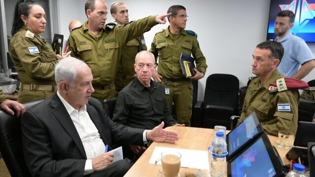 Военно-политический кабинет Израиля объявил о переходе страны в «состояние войны». В стране погибли 600 человек