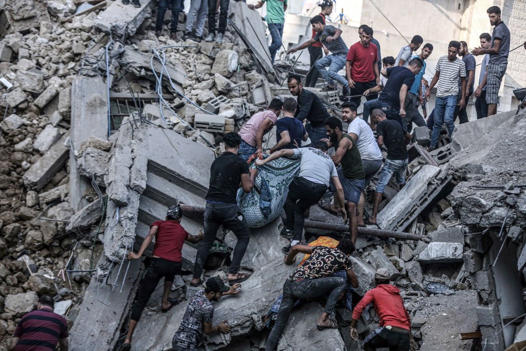 Жители Газы извлекают тела из под обломков греческой православной церкви Святого Порфирия, куда попала израильская ракета, 20 октября 2023 года. Фото: Ali Jadallah / Anadolu via Getty Images