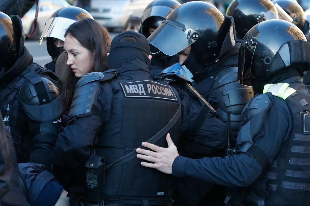 Задержание на акции протеста против частичной военной мобилизации в центре Санкт-Петербурга, 24 сентября 2022 года. Фото: Анатолий Мальцев / EPA-EFE